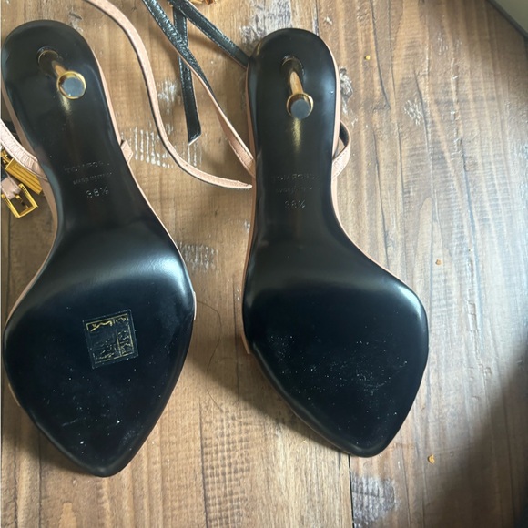 Cream and Gold Shoes with Elegant Design - Picture 3 of 4